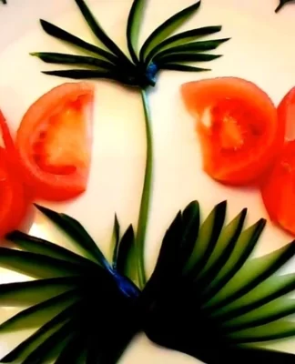 Cách tỉa cà chua thành hình bướm siêu xinh, vụng mấy cũng làm được ngay!