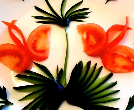 Cách tỉa cà chua thành hình bướm siêu xinh, vụng mấy cũng làm được ngay!