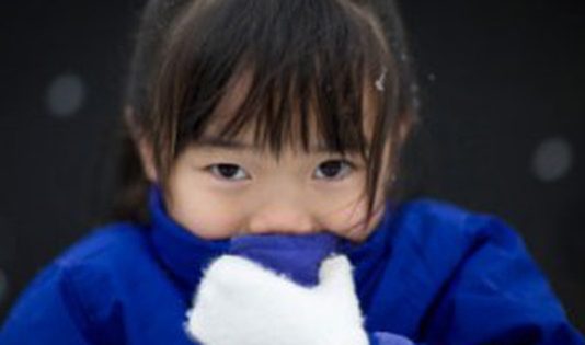 Tranh cãi: Trẻ có nên sinh hoạt ngoài trời lạnh và lời khuyên của chuyên gia