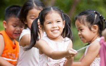 Cha mẹ nên nuôi dạy trẻ hướng ngoại thế nào?