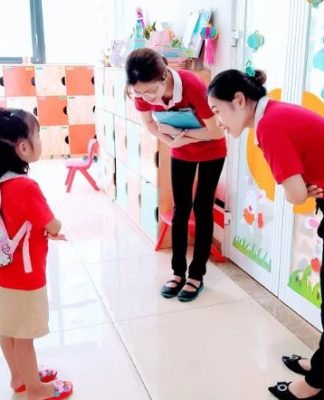 Cách dạy trẻ chào hỏi lễ phép, lịch sự với người lớn tuổi