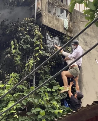 “Người hùng” bị bỏng nhẹ sau khi cứu 2 phụ nữ khỏi vụ cháy nhà trọ 3 tầng ở Hà Nội