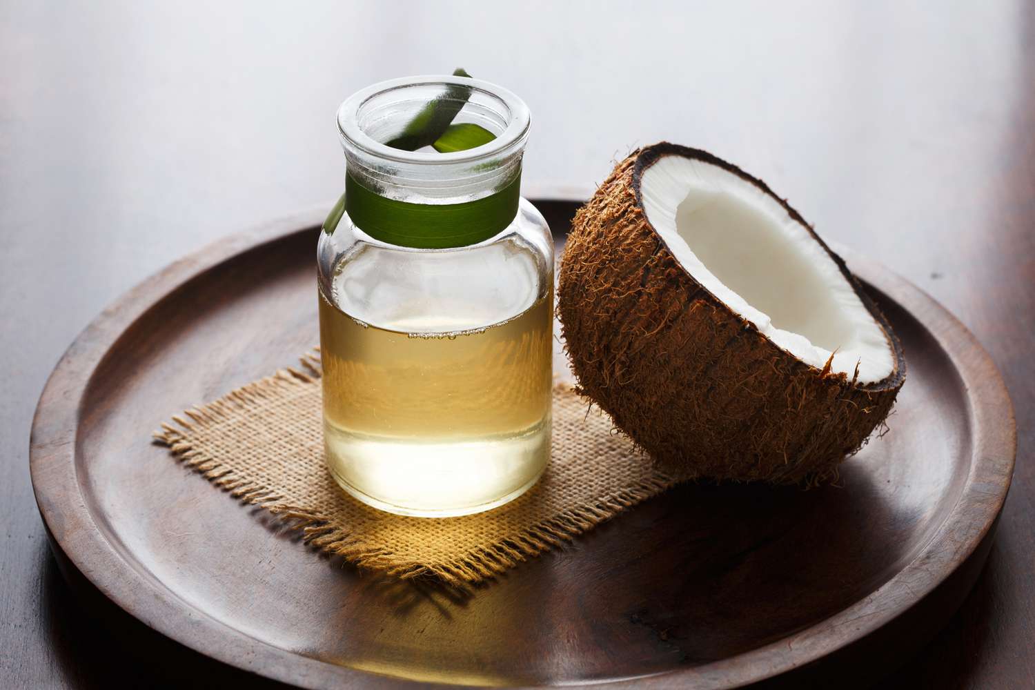 Dầu dừa vừa nuôi dưỡng tóc chắc khỏe từ bên trong, vừa bảo vệ tóc và da đầu khỏi tác nhân gây hại bên ngoài.