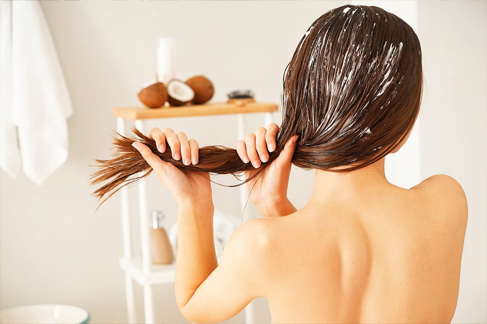 Bạn có thể kết hợp dầu dừa cùng mật ong, nha đam, trứng hoặc bơ để làm mặt nạ dưỡng tóc sâu mỗi tuần.
