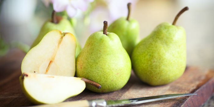 Quả lê chứa nhiều vitamin C, A, K, các khoáng chất như kali, đồng và chất xơ tốt cho da.