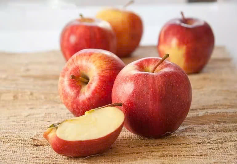 Táo - loại trái cây mùa thu giàu chất xơ hỗ trợ kiểm soát cân nặng 