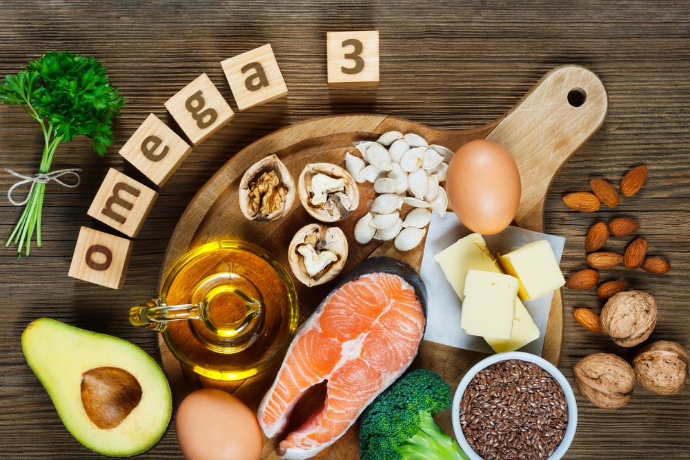 Omega-3 là nhóm các acid béo thiết yếu mà cơ thể không thể tự tổng hợp đủ, vì vậy cần phải bổ sung đều đặn thông qua chế độ ăn uống hàng ngày.