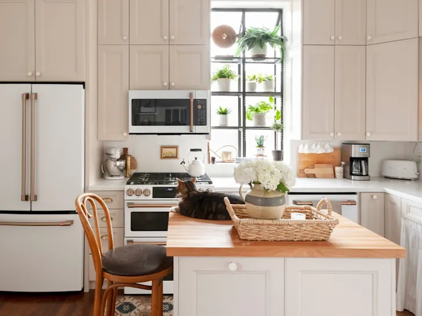 Một trong những cách hiệu quả nhất để "ăn gian" diện tích là sử dụng các gam màu sáng và ấm (Ảnh: Petra Ford).