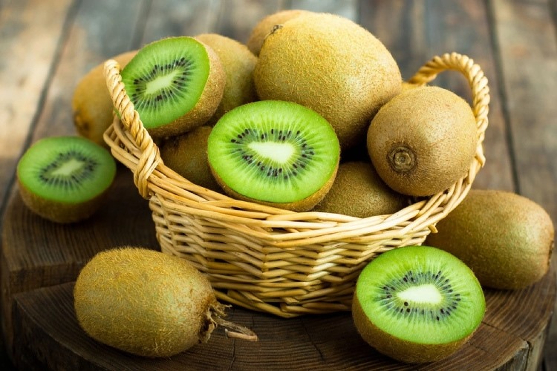 Kiwi giàu chất xơ và enzyme tiêu hóa tốt sức khỏe đường ruột