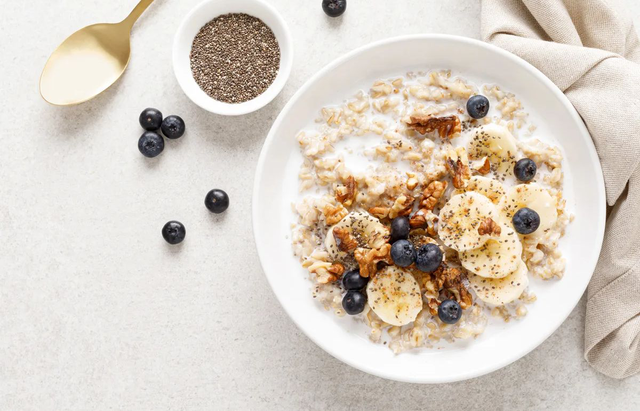 Yến mạch là ngũ cốc nguyên hạt giàu chất xơ, rất tốt cho người bị táo bón.