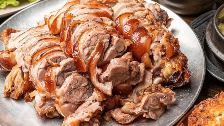 Thịt chân giò có nhiều lợi ích sức khỏe nhưng không phải ai cũng nên ăn.