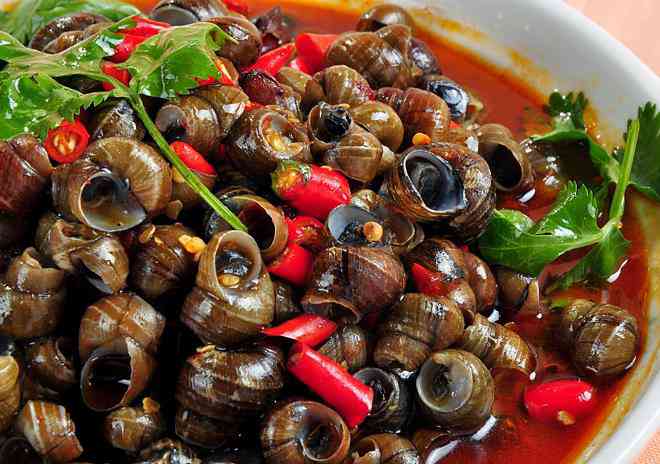 Người bị tiểu đường, thận, huyết áp cao không nên ăn ốc luộc.