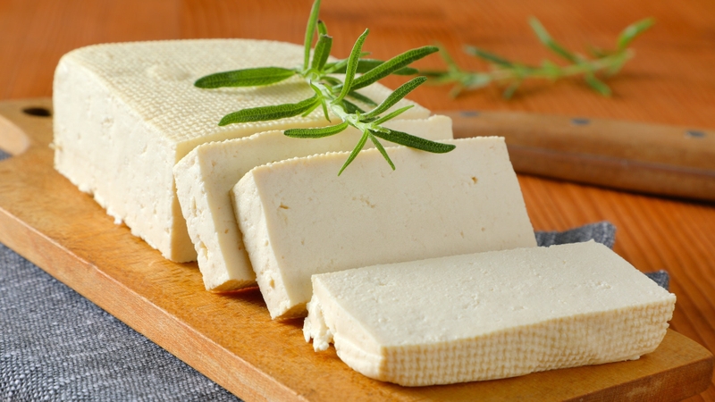 Đậu phụ là thực phẩm rất giàu protein thực vật, carbohydrate và chất béo.