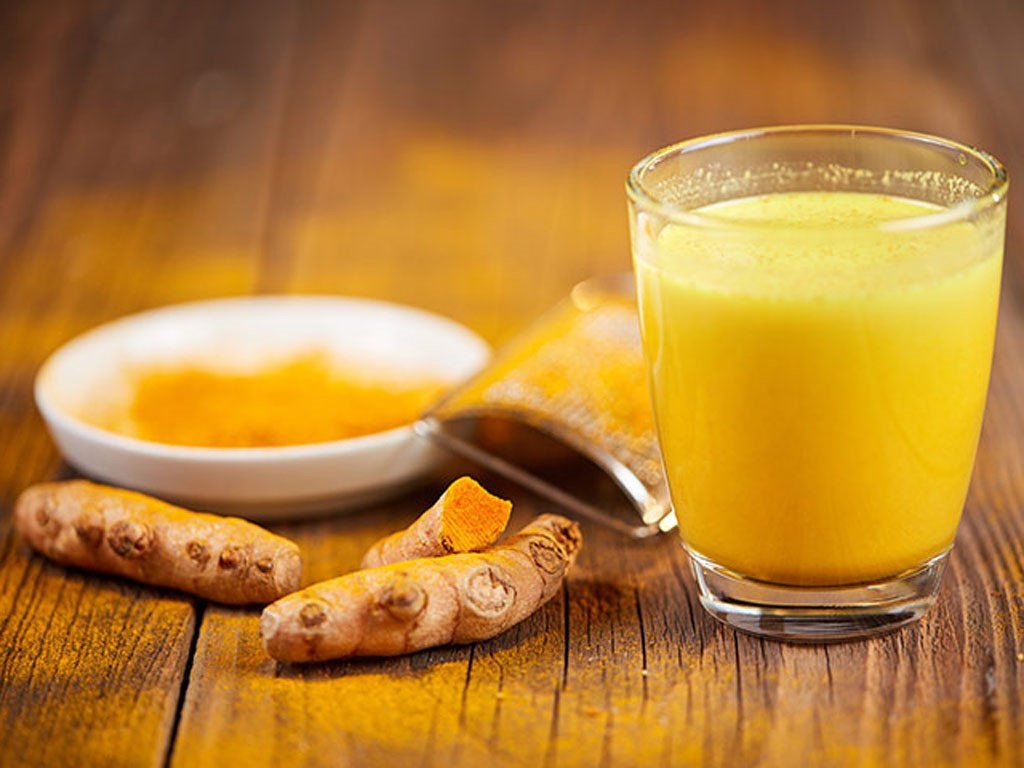 Sữa nghệ chứa curcumin giúp hỗ trợ sức khỏe đường ruột và gan nhờ khả năng giảm phản ứng viêm.