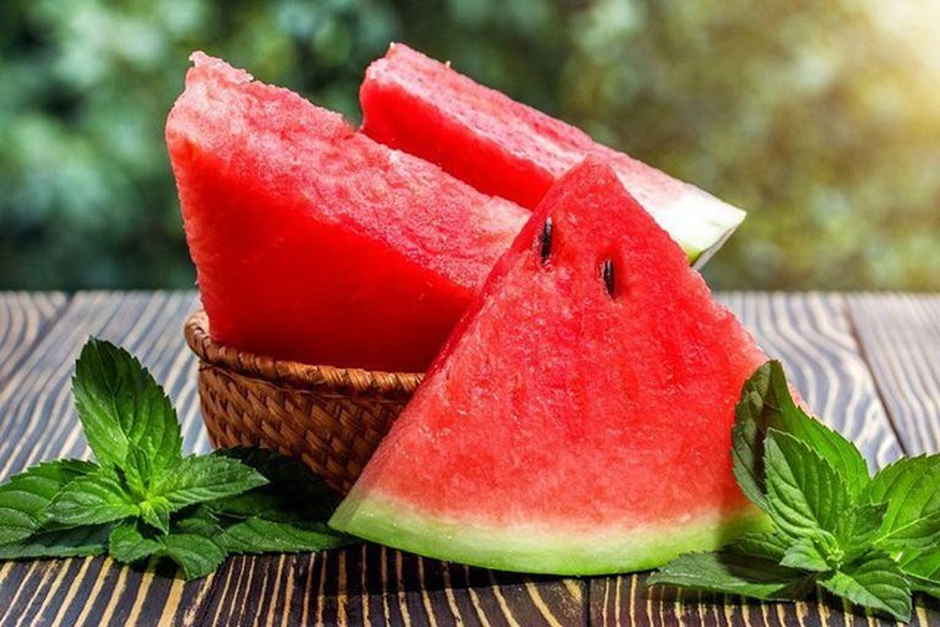 Dưa hấu là một trong những loại trái cây giúp bổ sung nước và giải nhiệt hiệu quả trong mùa hè. 