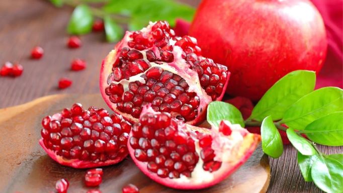 Hàm lượng vitamin C trong lựu hỗ trợ quá trình sản sinh collagen, giúp duy trì độ săn chắc.