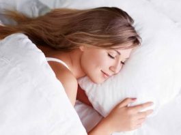 3 thói quen trước khi ngủ giúp hạn chế tóc gãy rụng