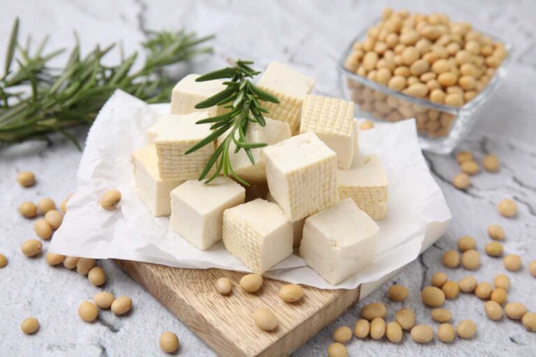 Đậu phụ cung cấp hơn 12 g protein trong mỗi 100 g.