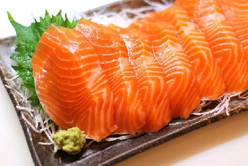 Cá hồi dễ tiêu hóa vì chứa các protein mềm, ít mô liên kết và chứa nhiều chất béo lành mạnh.